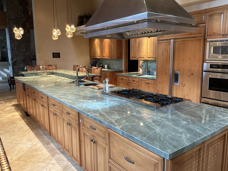 Full quartzite kitchen with island, range and hood